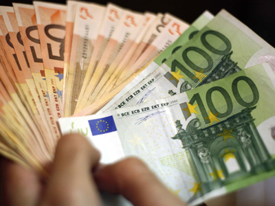 Η κρίση μειώνει σχετικά το εμπορικό ισοζύγιο της χώρας