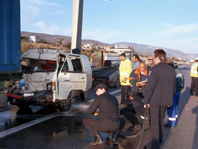 “Βουτιά θανάτου” με φορτηγάκι