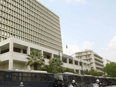 Οδηγός παρέσυρε και εγκατέλειψε πεζή έξω από την ΓΑΔΑ