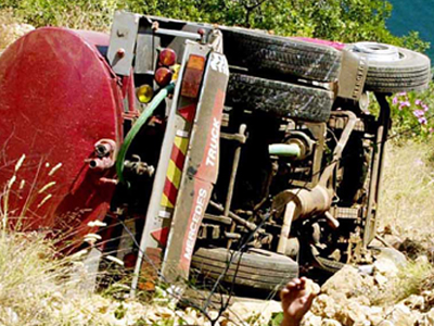 Δύο νεκροί από σύγκρουση υδροφόρας με αυτοκίνητο