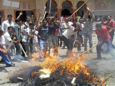 Την έριξαν στην πυρά