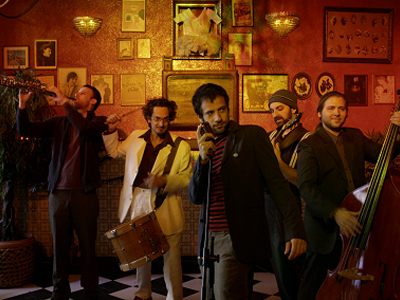 O Kωστής Μαραβέγιας  με τη μπάντα του στο Φεστιβάλ Μονής Λαζαριστών