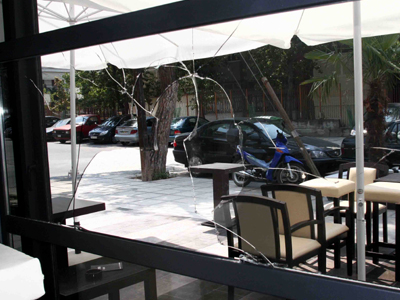 Χούλιγκαν «έσπασαν» καφετέρια στη Θεσσαλονίκη