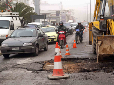 Καθίζηση και πλημμύρα στη λεωφόρο Καβάλας …κωπηλατούν οι οδηγοί