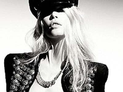 Η προκλητική φωτογράφηση της Κλόντια Σίφερ