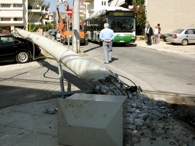 Σκοτώθηκε ο γιος του σε τροχαίο και του ζητούν να πληρώσει την κολώνα της ΔΕΗ