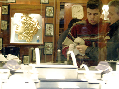 Λήστεψαν γνωστό κοσμηματοπώλη της Γλυφάδας