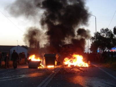 Συνέλαβαν παπά στα επεισόδια της Λευκίμμης