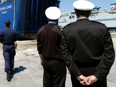 Λιμενικός πιάστηκε την ώρα που χρηματιζόταν