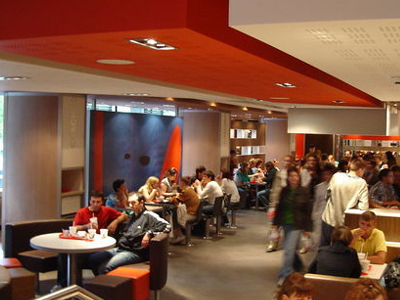 Συμπλοκή νεαρών στα MacDonald’s στην Ερμού