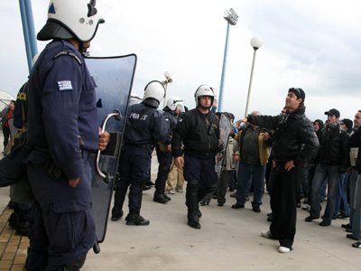 Δύο άνδρες των ΜΑΤ τραυματίστηκαν στο Μενίδι