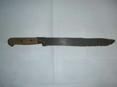 Τη μαχαίρωσε μπροστά στα μάτια της κόρης της και αυτοκτόνησε