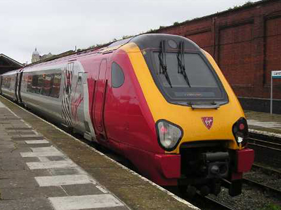 Την έσπρωξαν στις γραμμές του τρένου