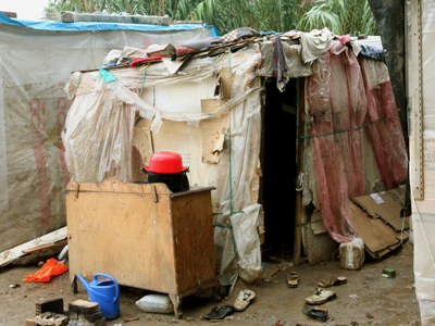 Στάχτη έγιναν 50 παραπήγματα σε καταυλισμό μεταναστών στην Πάτρα