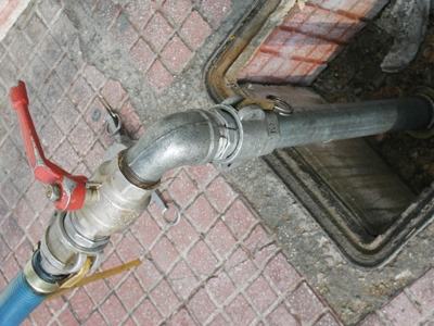 Έκλεβαν πετρέλαιο με λάστιχο