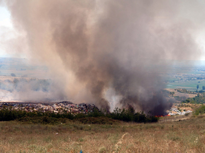 Καίγεται σκουπιδότοπος στα Μέγαρα