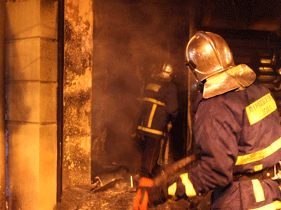 Μπαράζ εμπρηστικών επιθέσεων