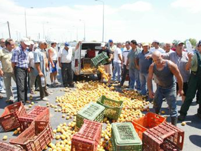 «Κλείνουν» ξανά την Εγνατία τα αζήτητα ροδάκινα
