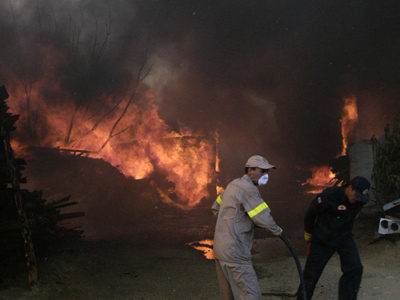 Μπαράζ εμπρηστικών επιθέσεων σε αποθήκες στον Ασπρόπυργο