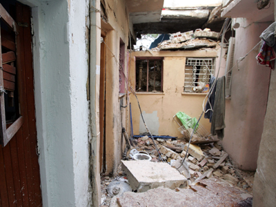 Έξι τραυματίες από κατάρρευση στέγης στον Κολωνό