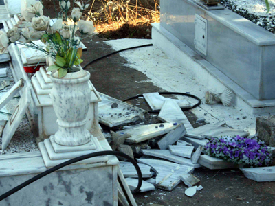 Στα σκουπίδια τα ”κόκκαλα της μάνας μας”