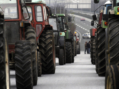 Με τις μηχανές αναμμένες οι αγρότες