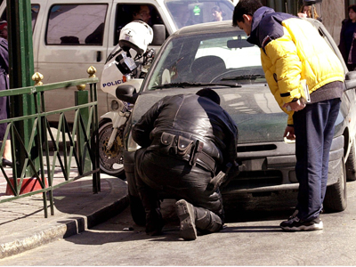 Ξυλοκόπησαν τροχονόμους επειδή τους αφαίρεσαν τις πινακίδες