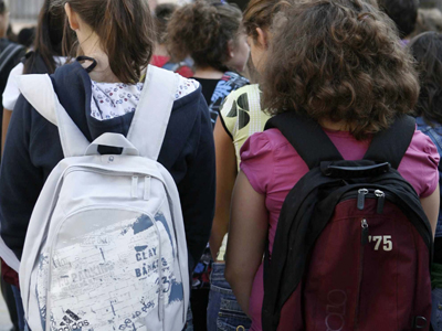 Μαχαίρωσε 12χρονη για να της αρπάξει την τσάντα