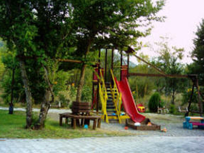 Κοριτσάκι πνίγηκε όταν το κορδόνι του μπουφάν πιάστηκε στην τσουλήθρα