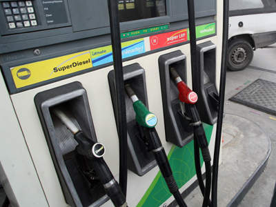 Αρχίζει να «καίει» και πάλι η βενζίνη