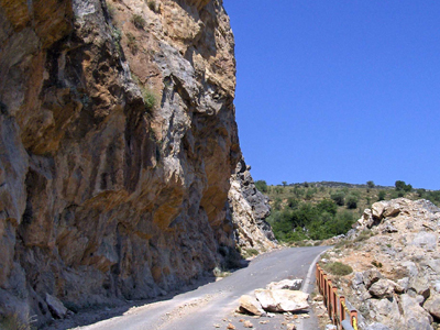 Δεν είδε το βράχο και έπεσε πάνω του