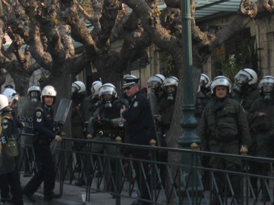 Καθαρίστριες επιτέθηκαν σε αστυνομικούς