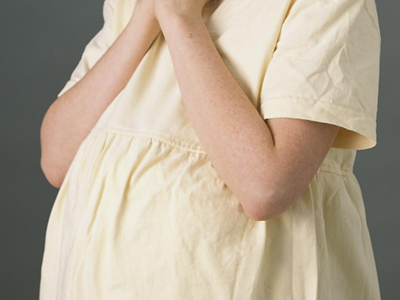 Έγκυος πλήρωσε για να την ξυλοκοπήσουν