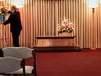 Διέρρηξε γραφείο κηδειών και κακοποίησε σορό