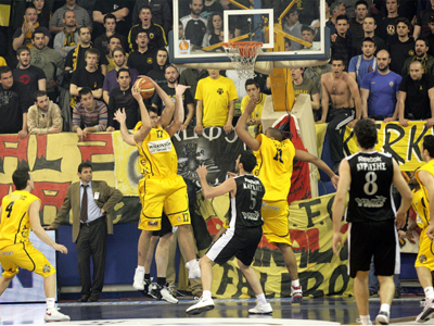 Φουλ για πλέι οφ η ΑΕΚ, 93-85 τον ΠΑΟΚ