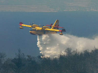 Υπό μερικό έλεγχο οι πυρκαγιές σε Λευκάδα και Κρήτη