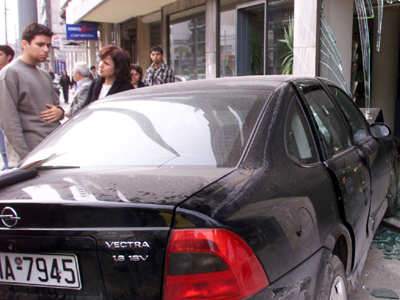 Αυτοκίνητο ”μπήκε” σε κατάστημα