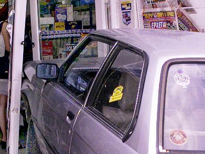 Τροχαίο με… θύματα δύο βιτρίνες