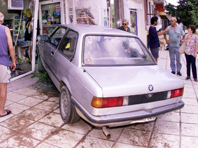 «Τρελή κούρσα» διπλωματικού αυτοκινήτου στο κέντρο της Αθήνας