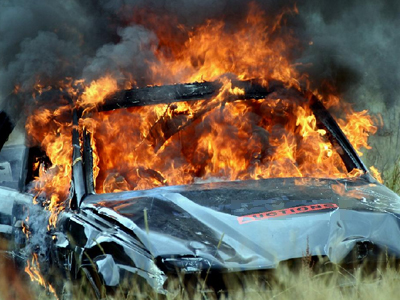 Εγκλωβίστηκε στο αυτοκίνητό του και κάηκε ζωντανός