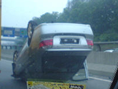 Νταήδες της ασφάλτου αναποδογύρισαν το αυτοκίνητο ηλικιωμένων