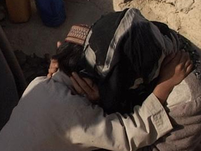 Δίνουν προς πώληση τα παιδιά τους για να ζήσουν