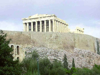 Συγκέντρωση έξω από την Ακρόπολη