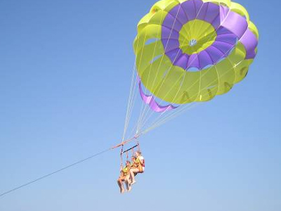 Έσπασε το σκοινί την ώρα που έκαναν θαλάσσιο αλεξίπτωτο
