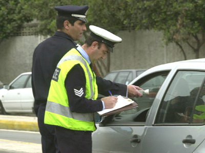 Αστυνομικοί έδειραν οδηγό σε έλεγχο αλκοτέστ