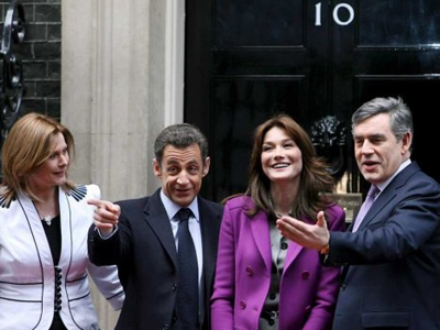 Στη σκιά της Κάρλα Μπρούνι