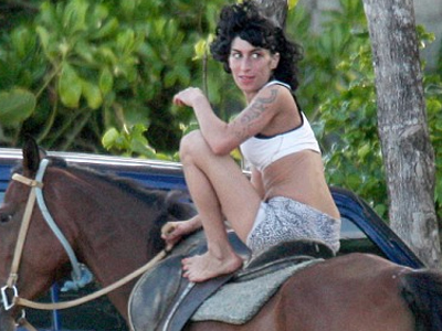 Η Έιμι Γουαϊνχάουζ και … το άλογο