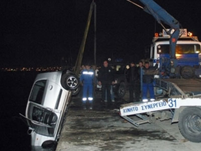 Πνίγηκε όταν έπεσε το αμάξι του στο λιμάνι