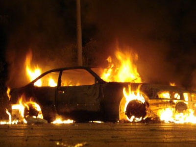 Πυρπόλησαν αυτοκίνητα σε Αθήνα, Θεσσαλονίκη, Λάρισα