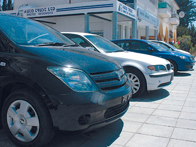 Χολιγουντιανή κλοπή αυτοκινήτων από αντιπροσωπεία